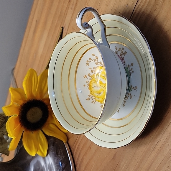 Victoria C&E 1940's Fine Bone China Teacup Set - Picture 1 of 8